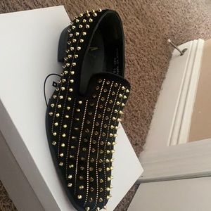 Can’t fit. Only worn once 2 years ago. Good for casual events!